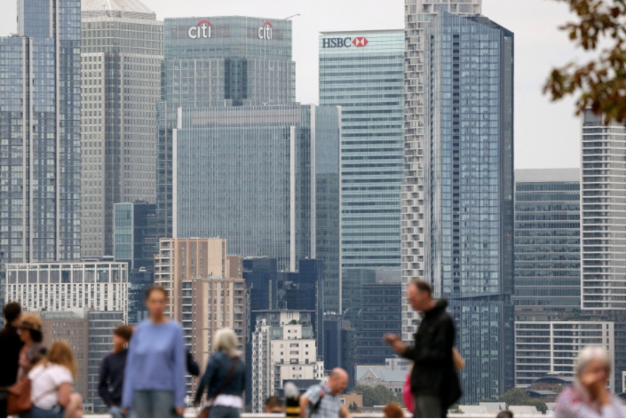 英國公司收入增長但對投資持謹慎態度