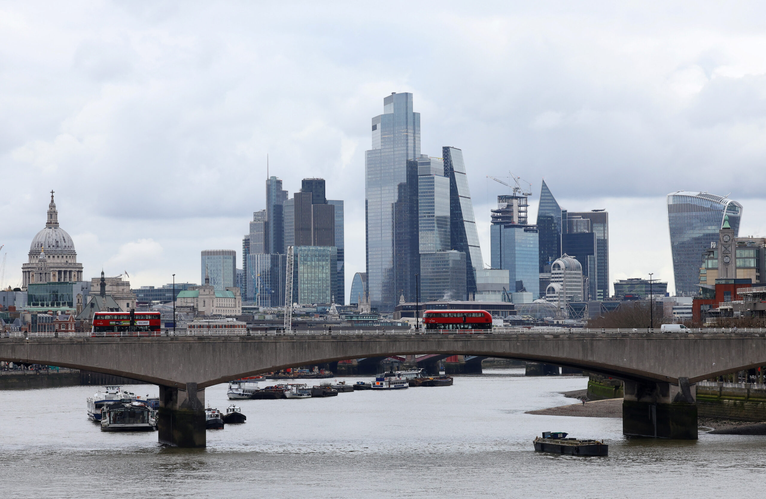 2023年英國金融業的外國投資額減半