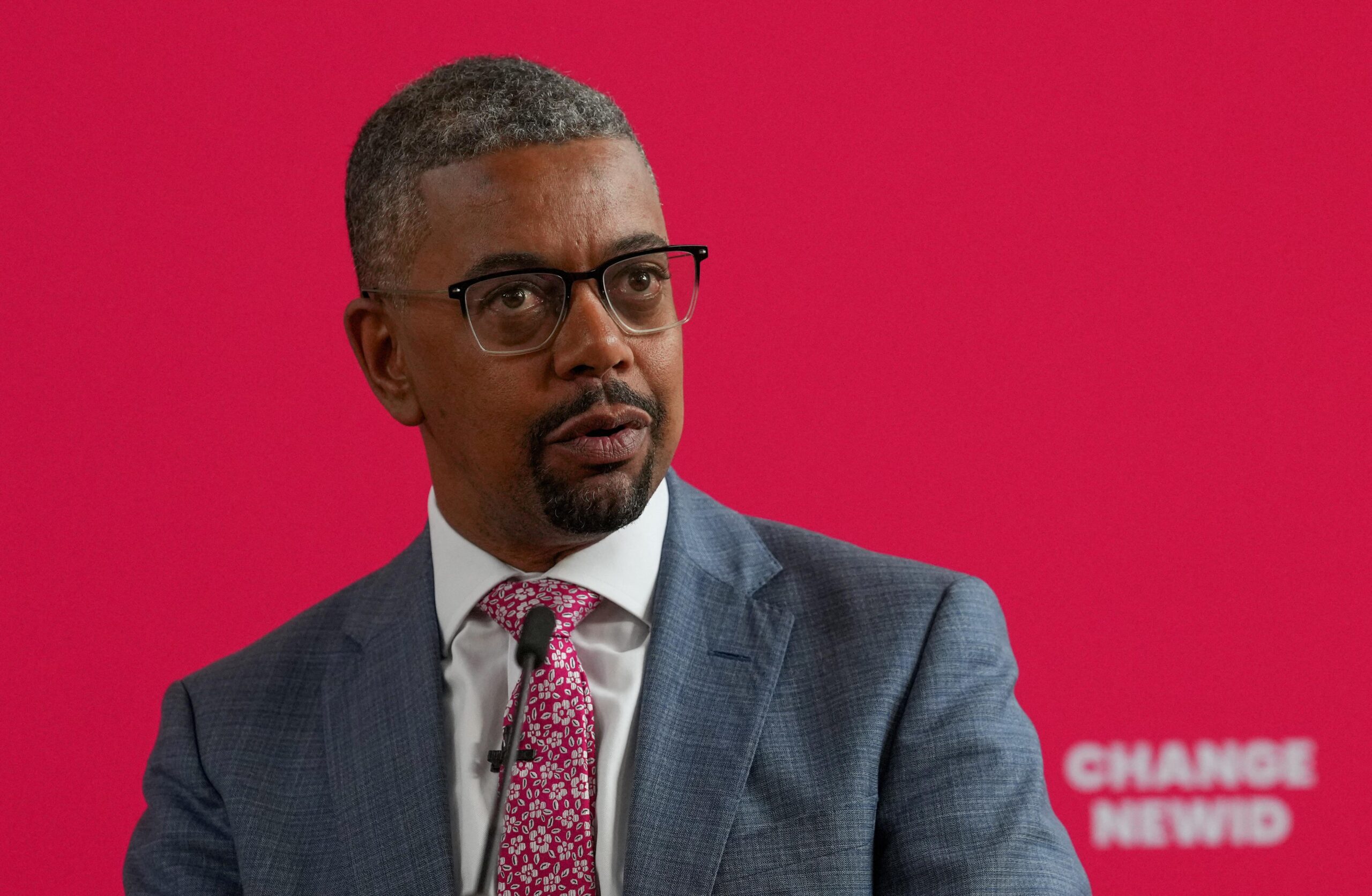 威爾士領導人蓋興在象徵性信任投票中失敗