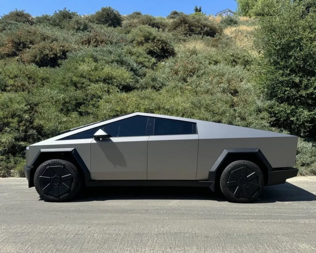 特斯拉向Cybertruck純電皮卡車主交付新的輪轂保護罩