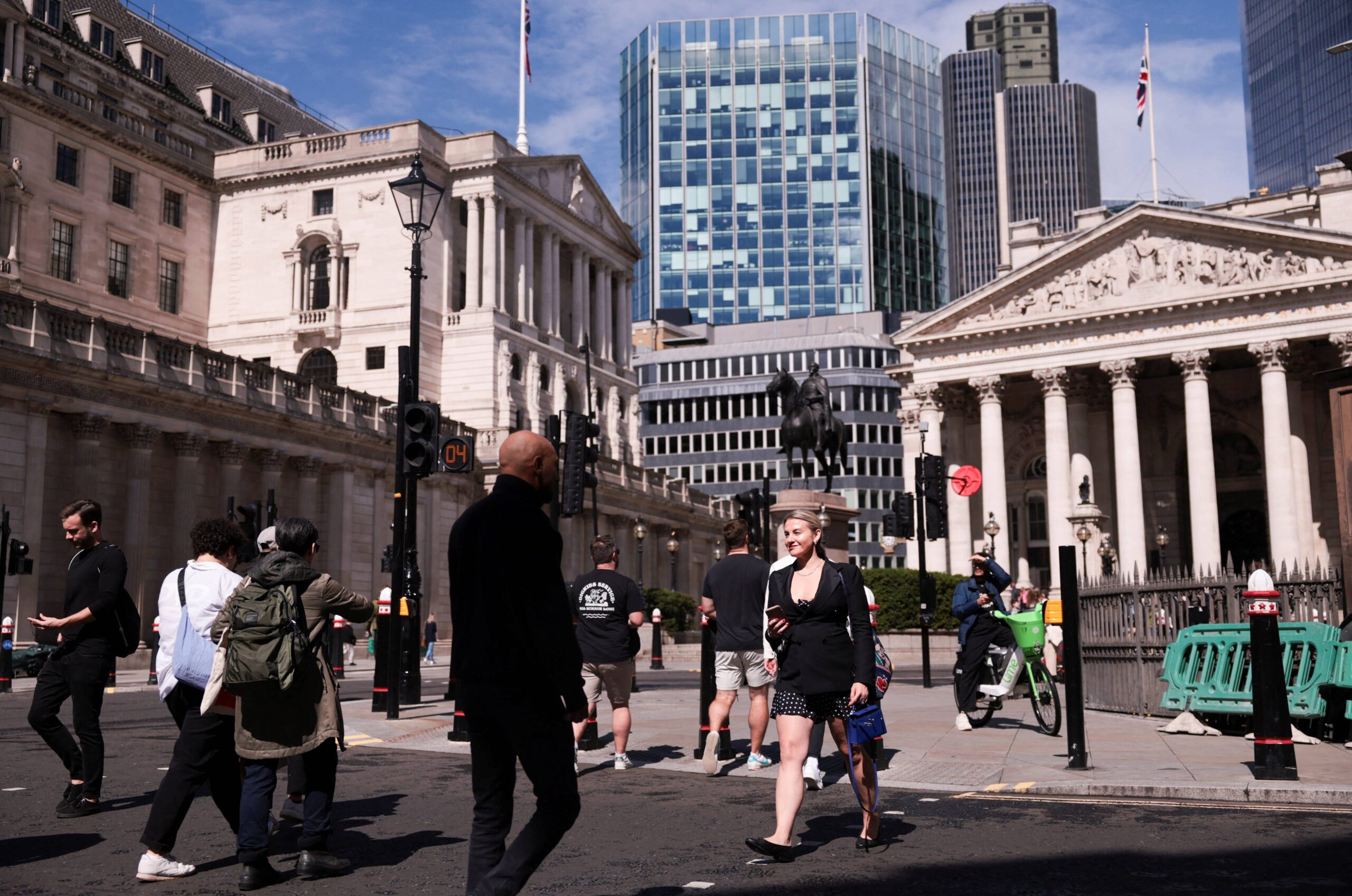 分析–英格蘭銀行降息助推英國市場回暖