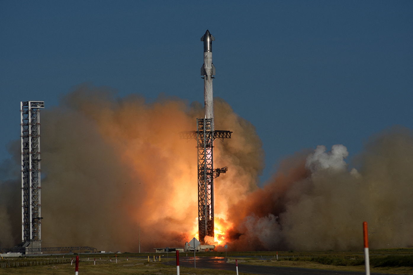 特朗普和馬斯克觀看 SpaceX 發射 “星際飛船”，但助推器未能著陸