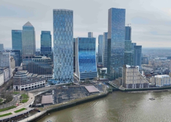 調查顯示，英國企業士氣降至 2024 年低點，但薪酬增長強勁