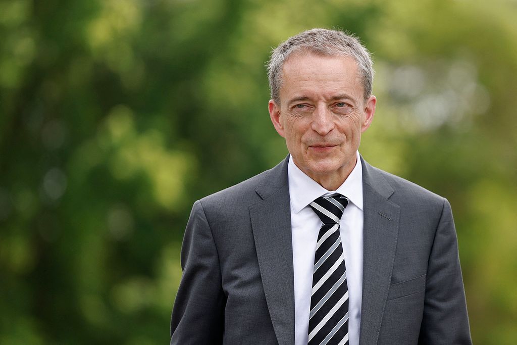 英特爾CEO突然宣佈退休：任內股價跌六成，AI競爭輸給英偉達