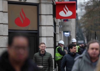 消息人士稱，桑坦德銀行在更廣泛的評估中審查英國零售銀行業務