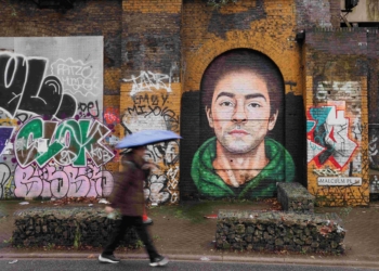 被指控謀殺美國CEO的路易吉·曼喬內出現在倫敦壁畫中