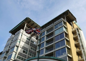 俄羅斯驅逐兩名英國外交官，同時正談判恢復與美國的關係