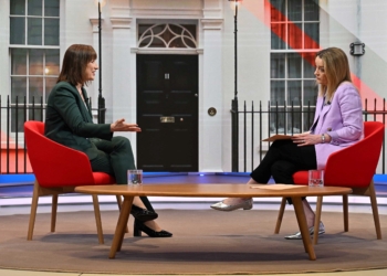 英國財政大臣裏夫斯表示，儘管全球動盪，她仍將堅持財政規則
