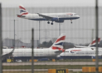 英國希思羅機場為關閉機場的決定辯護，指責遊戲持續
