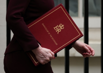 面對經濟放緩，英國財政大臣裏夫斯縮減支出計畫