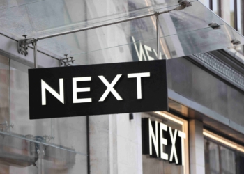 Next在創下10億英鎊里程碑後上調利潤展望