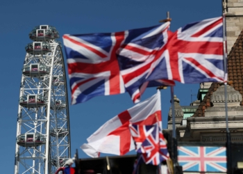 特朗普徵收 10%關稅後，英國誓言 “保持冷靜 ”並尋求達成貿易協議