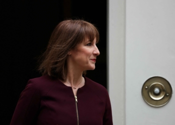 英國財政大臣裏夫斯表示，她仍打算在整個議會任期內堅持財政規則