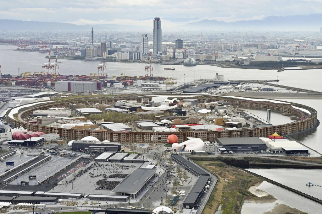 大阪世博會開幕“找回世界凝聚力”，數百人排隊參觀“未來人類洗澡機”