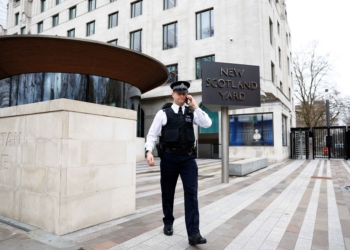 英國警方延長對在恐怖主義調查中被捕的伊朗人的拘留