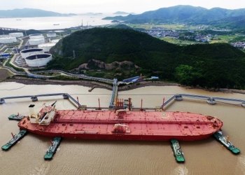 油價在下跌後保持穩定，原因是經濟不確定性以及供應方面的擔憂有所加重