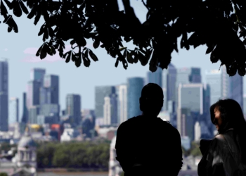 PMI顯示，儘管工廠困境加劇，英國經濟衰退有所緩解