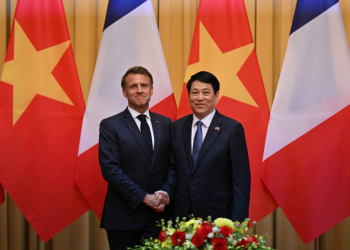 馬克龍訪問河內，法國與越南簽署空客和衛星協議
