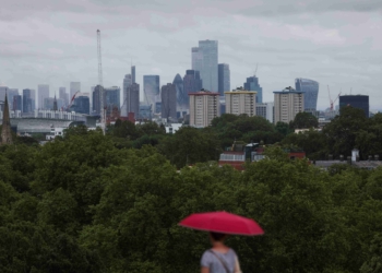 IMF微調英國2025年增長預測，認為赤字目標存在’重大風險’