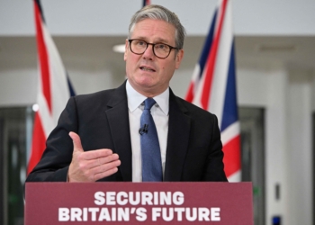 英國首相斯塔默警告稱，法拉奇的‘幻想’財政計畫將導致經濟崩潰