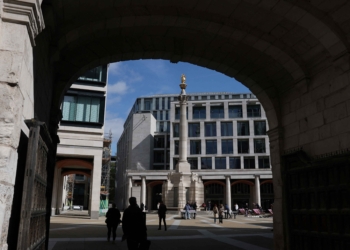 英國富時100指數加入全球漲勢，此前有報導稱伊朗尋求與以色列停火