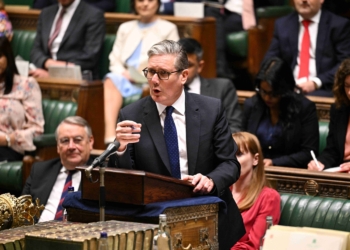 英國首相斯塔默的權威受到考驗，國內困境 overshadow 峰會外交