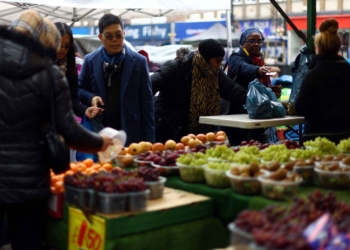 英國食品價格推動商店價格通脹近一年來首次上升