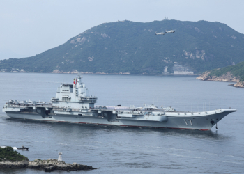 中國航空母艦“山東”號首次訪港引發熱潮
