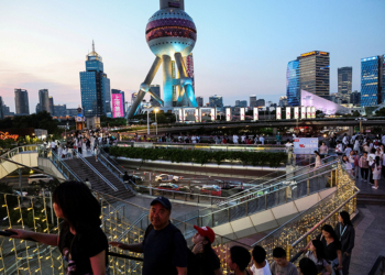 中國經濟增速放緩，消費者緊縮開支，美國關稅風險加劇