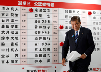 日本首相在選舉慘敗後誓言留任