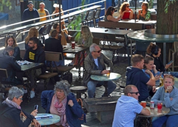 Wetherspoon 銷售額上升，英國人用起泡酒和健力士啤酒慶祝夏天