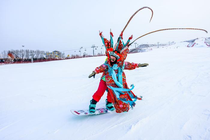 國粹遇上冰雪！上海耀雪冰雪世界推出全國首個“京劇滑雪大秀”