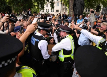 英國警方在抗議活動中逮捕了466多名被禁的巴勒斯坦行動組織成員