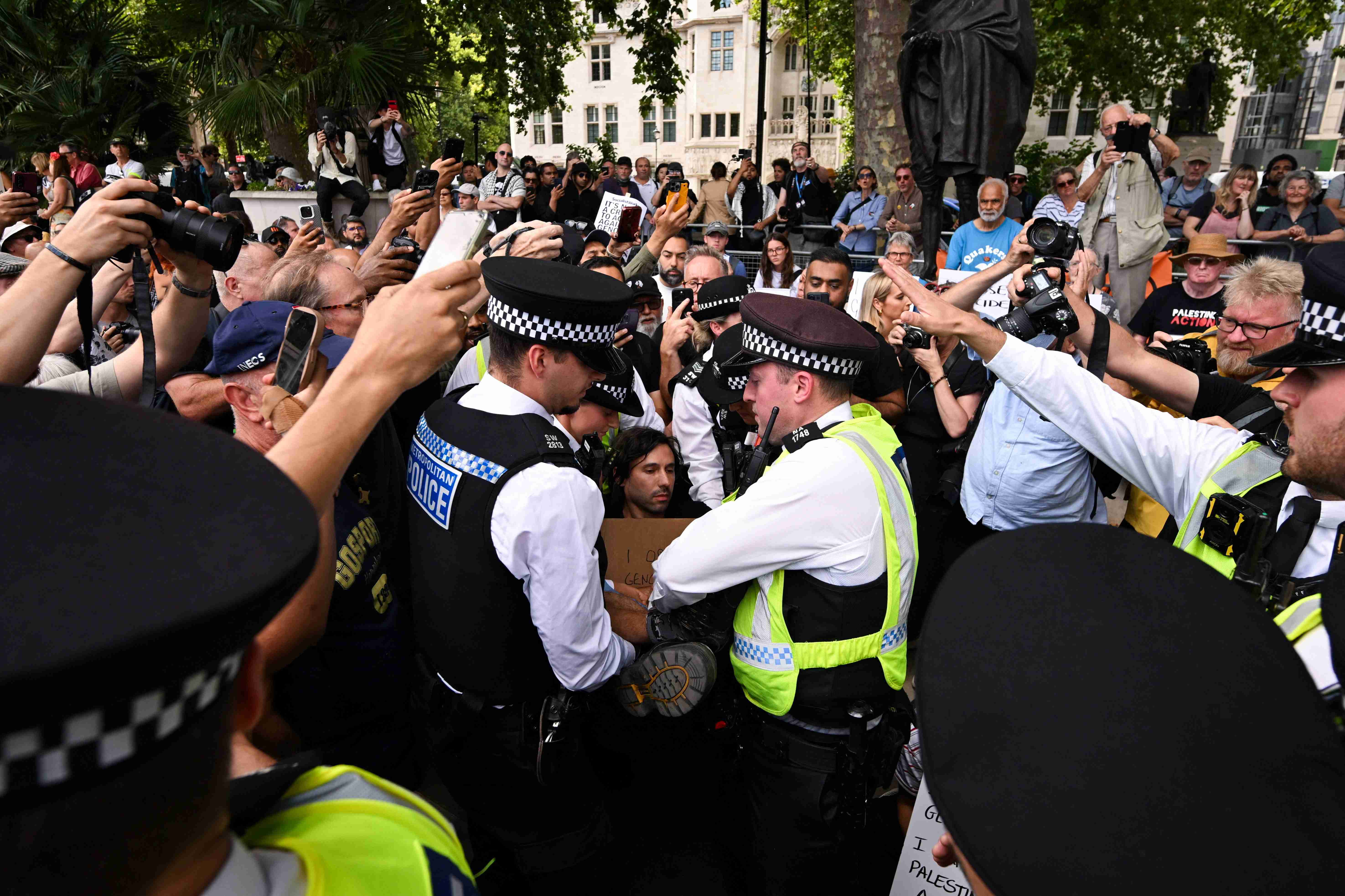 英國警方在抗議活動中逮捕了466多名被禁的巴勒斯坦行動組織成員