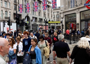 數據顯示，隨著7月氣溫飆升，英國消費者在服裝上的支出增加