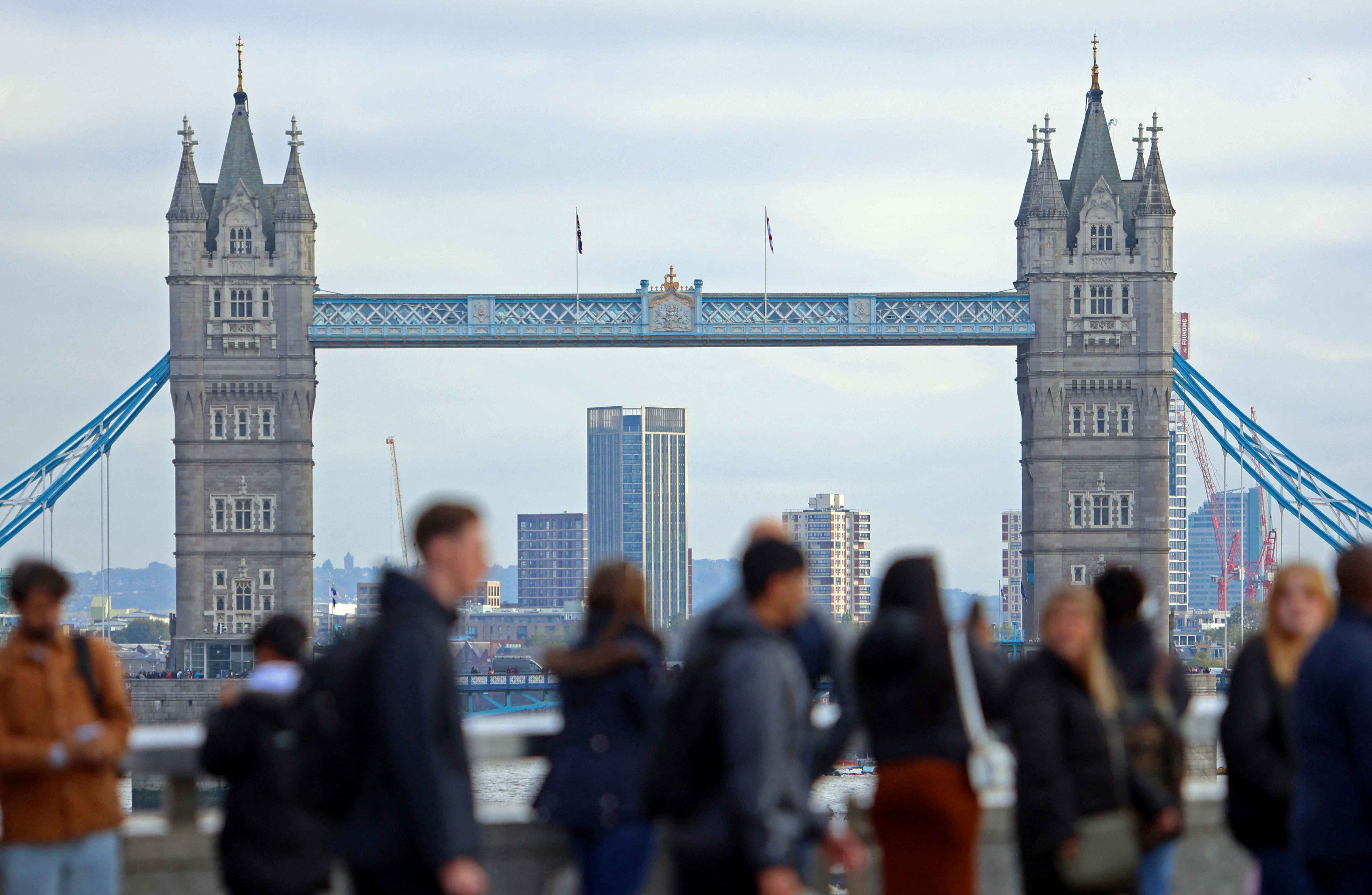 英國招聘人數下降但工資增長保持高位，突顯英國央行利率困境
