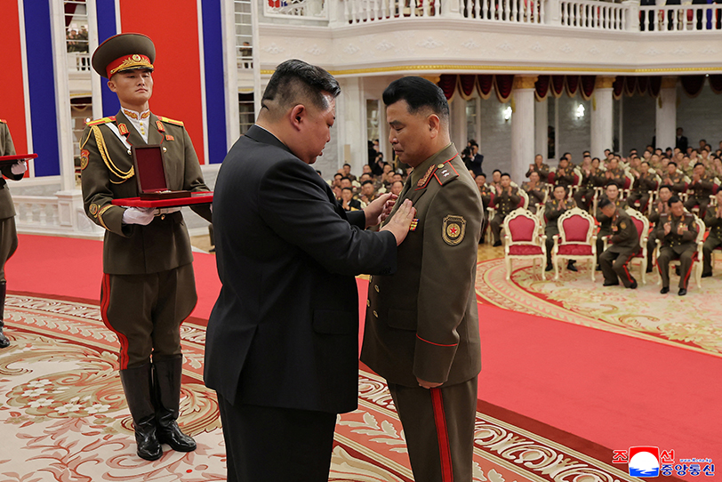 朝鮮領導人金正恩為在俄烏戰爭中為俄羅斯作戰的士兵授勳