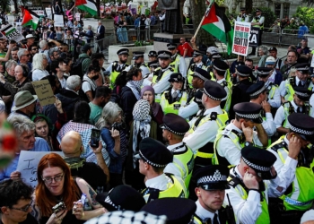 英國警方在最新抗議活動中逮捕約425人，抗議活動由被禁止的巴勒斯坦行動組織發起