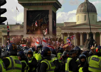 英國首相斯塔默表示，在反移民遊行後，人們有權進行‘和平抗議’