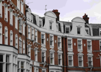 英國宣佈自2028年起對高價住宅徵收新稅