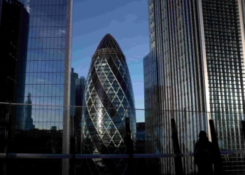 PMI數據顯示，英國服務業企業在預算案出臺前報告增長放緩且裁員增多