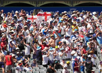 板球——英格蘭‘瘋狂軍團’因撿垃圾獲贊