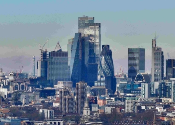 在數據密集的一周裏，礦商和國防類股表現優異，推動倫敦富時100指數攀升