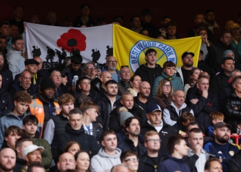 足球——利茲聯隊球迷在埃蘭路球場突發醫療緊急情況後不幸離世