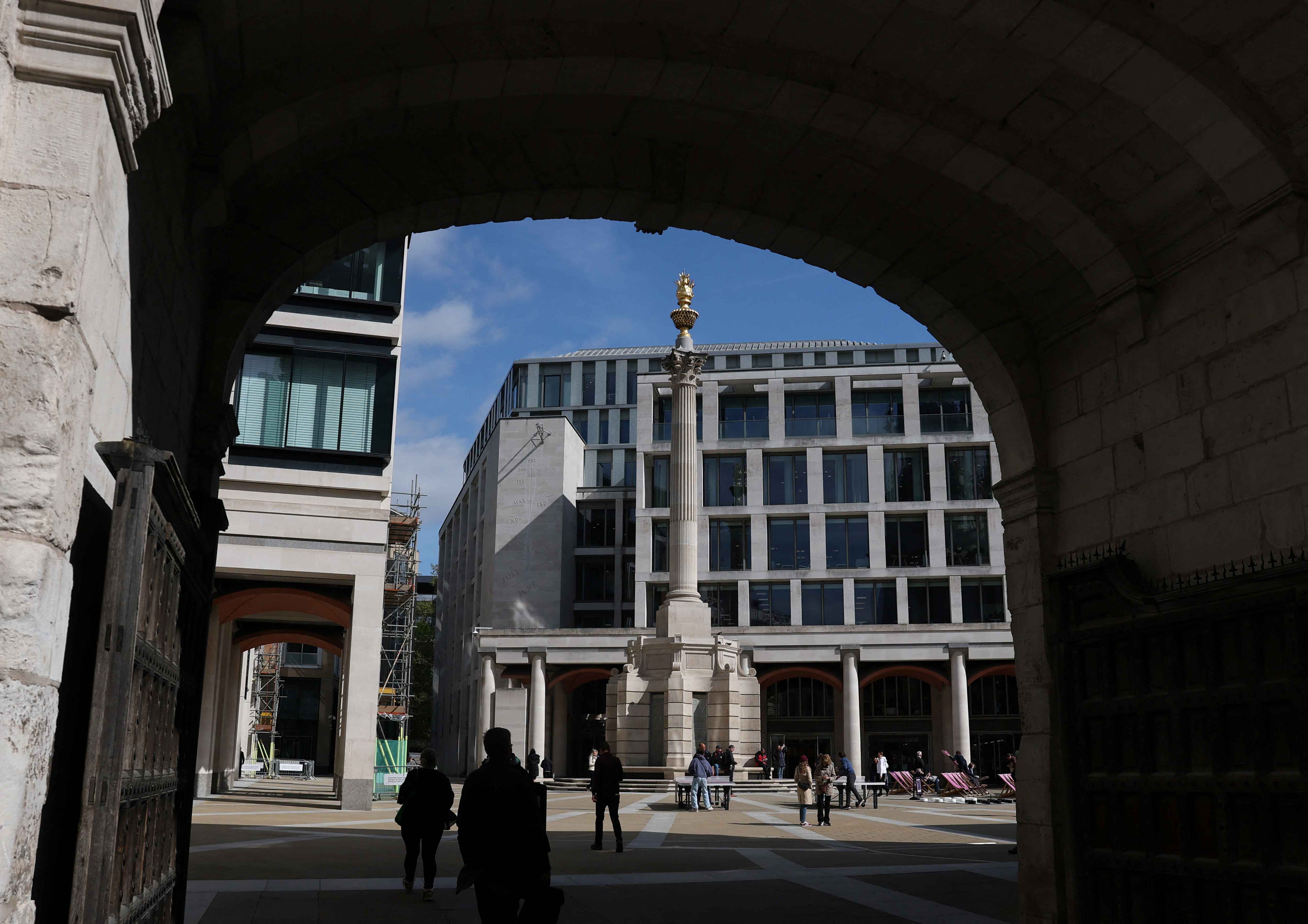 受企業財報喜憂參半及美國通脹數據影響，英國富時100指數收盤持平- 星空經濟新聞