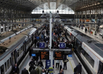 英國《金融時報》稱，英國將宣佈在伯明翰和曼徹斯特之間新建一條鐵路線