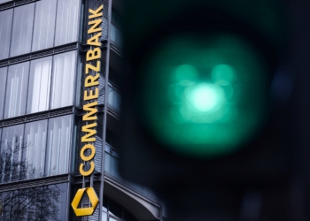 義大利聯合信貸銀行（UniCredit）提出低價收購德國商業銀行（Commerzbank）的報價，以期促成談判