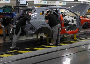 英國汽車製造商和貿易商協會表示，英國汽車產量在二月份出現’極其令人擔憂’的急劇下滑