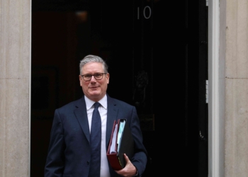 “承擔責任”：英國首相斯塔默就網路安全問題敦促社交媒體公司