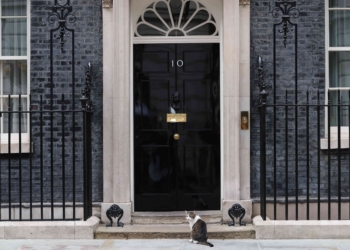 英國首相斯塔默面臨新一輪壓力，議員們敦促其辭職